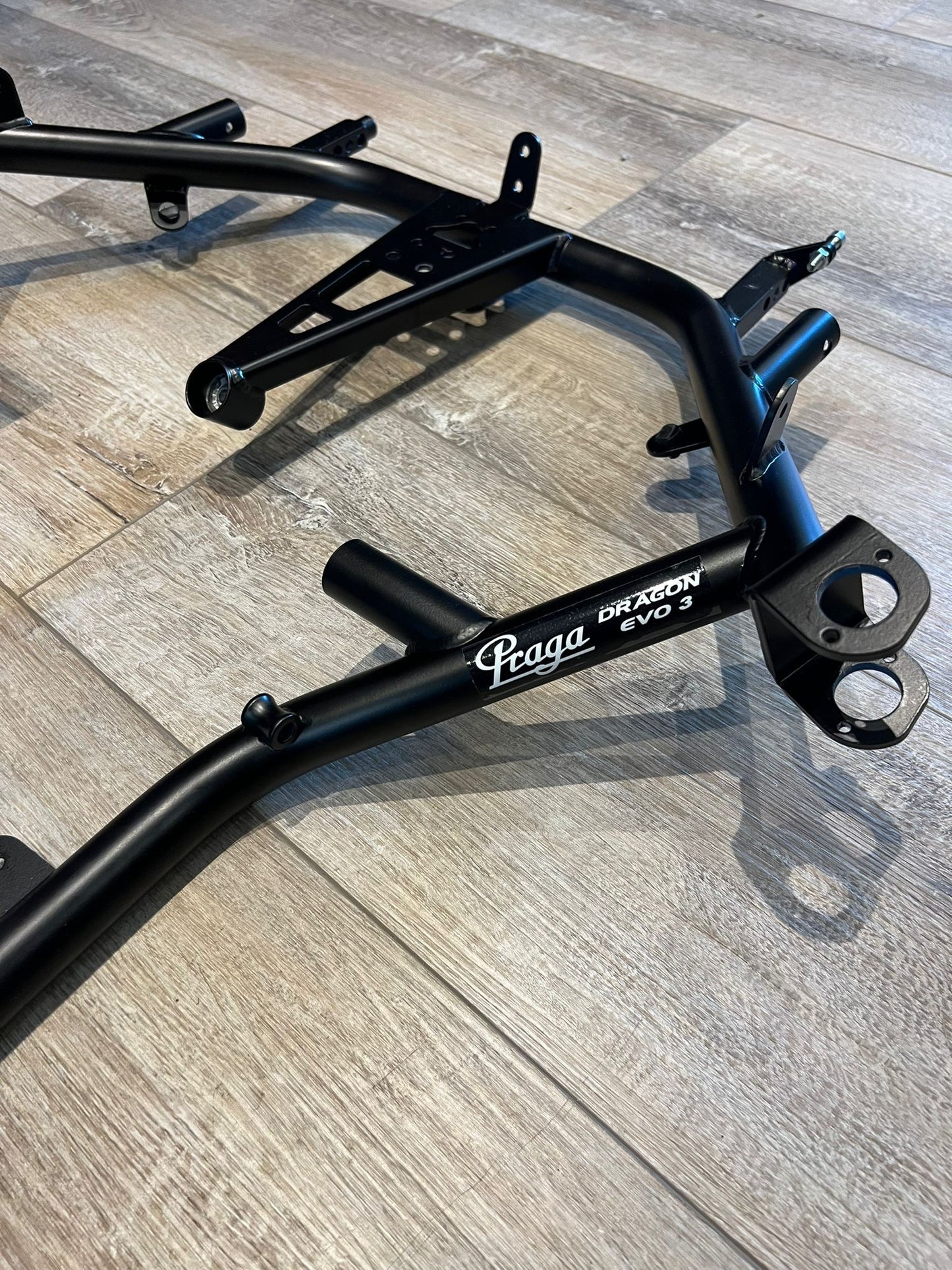 Cadre nu du Praga Dragon EVO 3