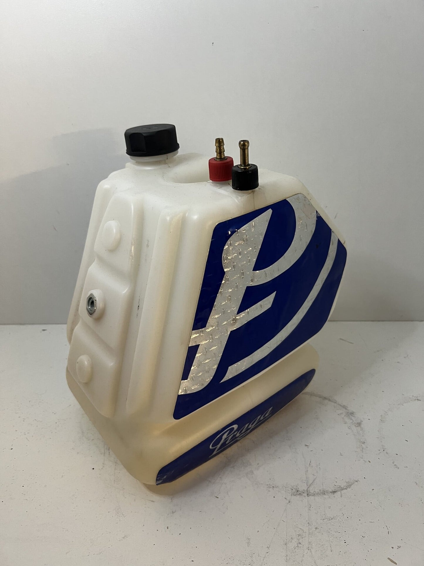 Gebruikte KG tank 8,5 liter met Praga stickers